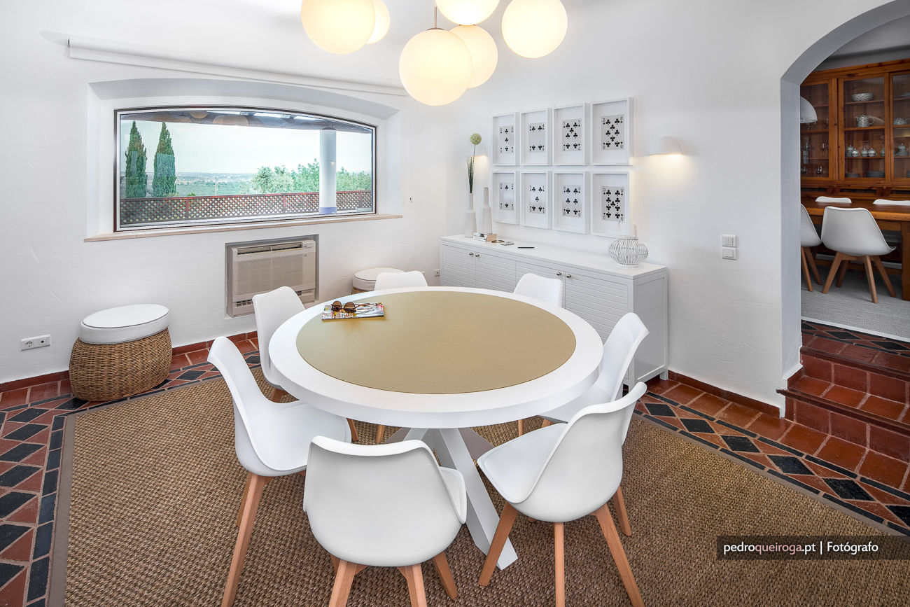 Casa decorada com Velharias de Janas, Pedro Queiroga | Fotógrafo Pedro Queiroga | Fotógrafo Salas de estar modernas mesa redonda,sala