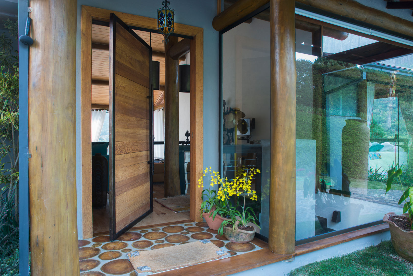 Casa na Montanha, Giselle Wanderley arquitetura Giselle Wanderley arquitetura أبواب