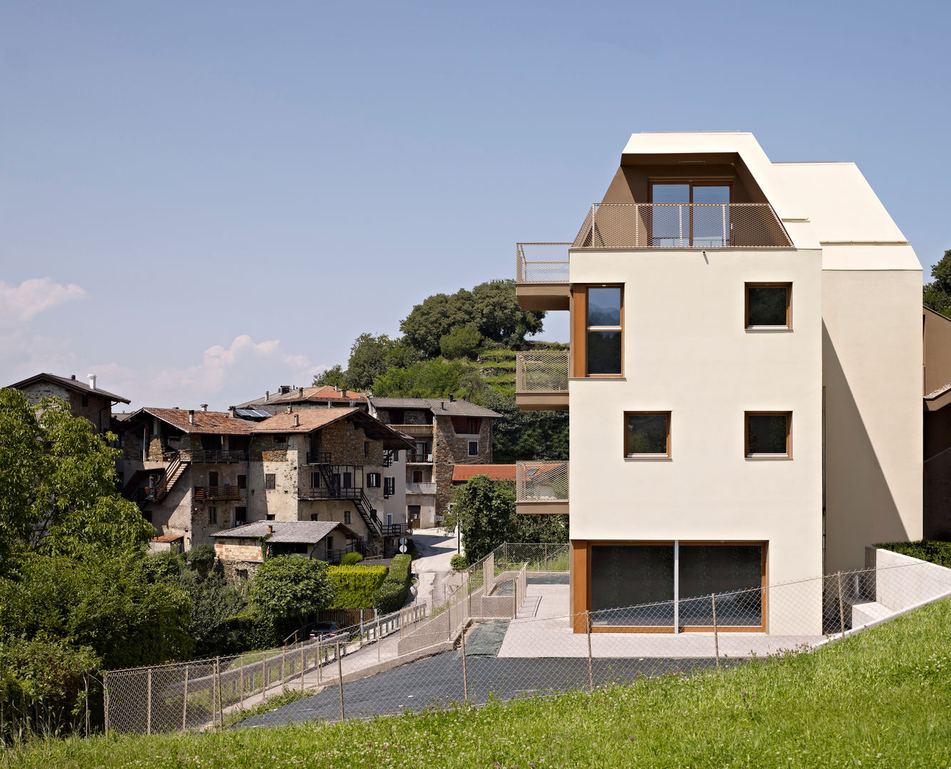 homify Condominio colori terra,loggia,scale esterne,balconi,parapetto,paesaggio