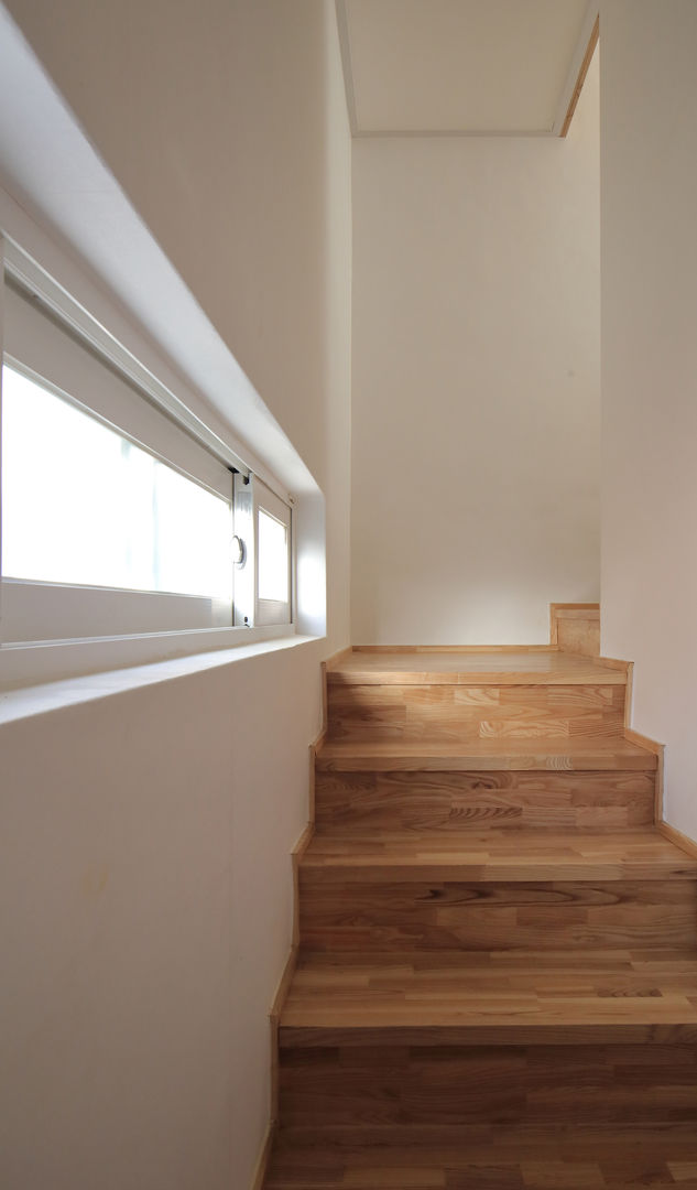 homify Minimalist corridor, hallway & stairs Wood Wood effect