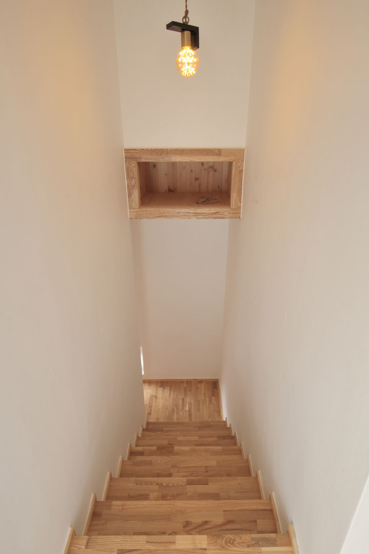 homify Minimalist corridor, hallway & stairs Wood Wood effect