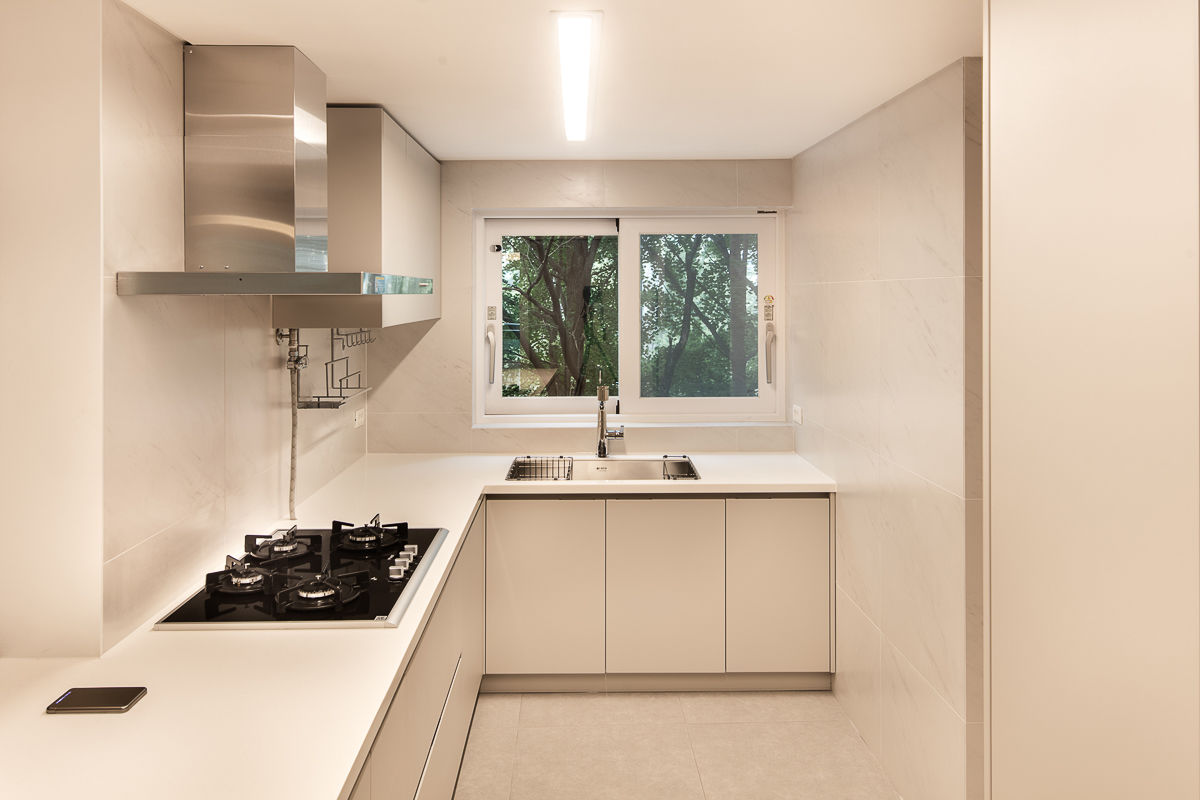 깔끔히 마무리된 압구정동 구현대아파트, 영보디자인 YOUNGBO DESIGN 영보디자인 YOUNGBO DESIGN Modern kitchen