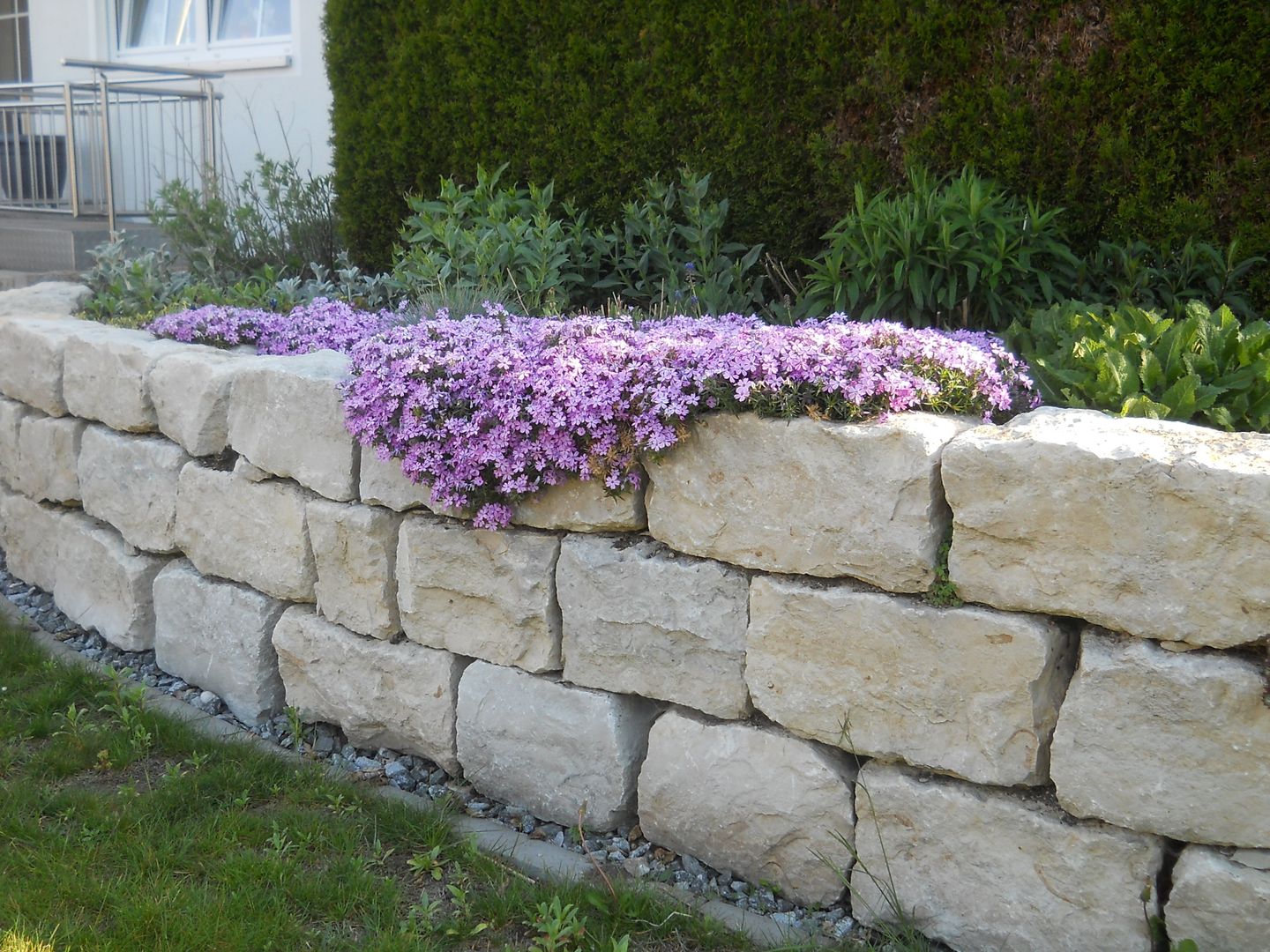 Abstützungen, Gabionen, Natursteinmauer, Garten-Landschaftsbau Hierreth-Felser GmbH Garten-Landschaftsbau Hierreth-Felser GmbH Country style garden