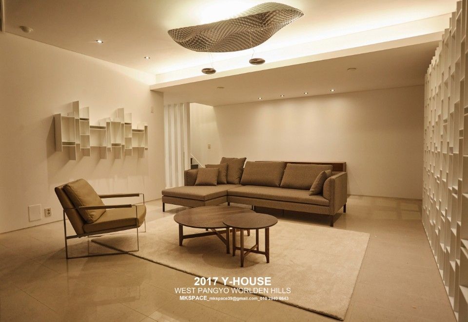 가구와 공간을 같이 계획한 인테리어, 건축일상 건축일상 Livings de estilo moderno