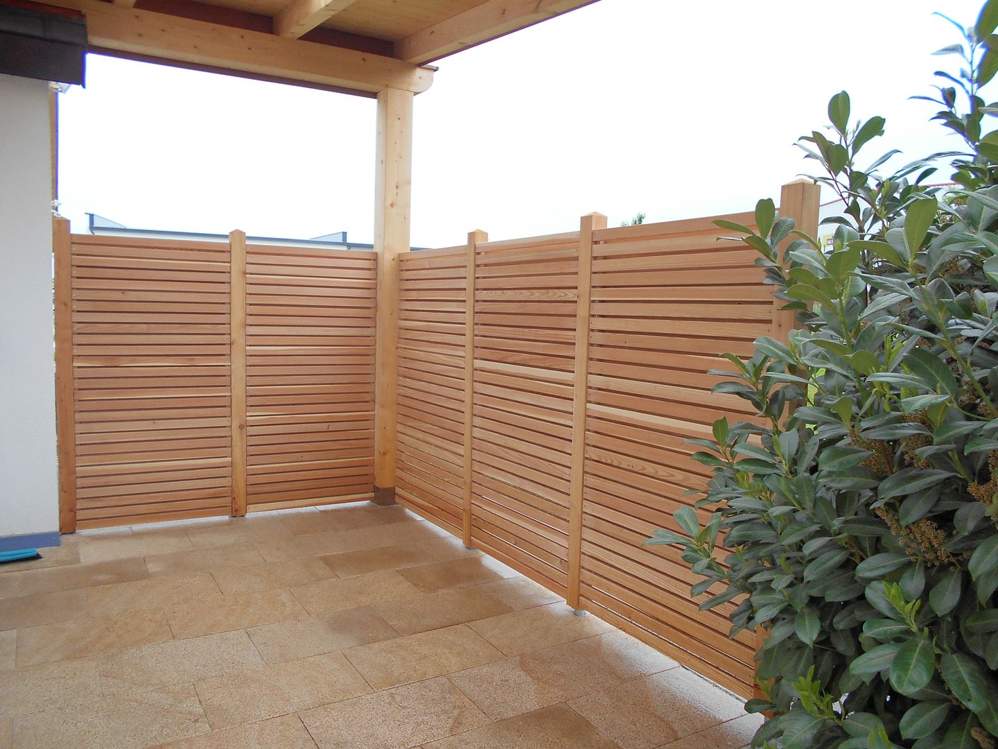 Holzbeläge, Sichtschutz, Zäune, Garten-Landschaftsbau Hierreth-Felser GmbH Garten-Landschaftsbau Hierreth-Felser GmbH Jardines de estilo mediterráneo