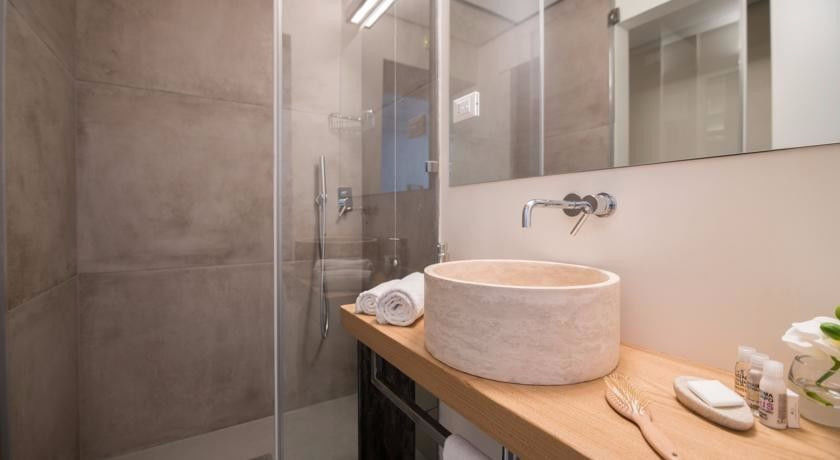 ​Travertine baths and walls for the Relais Luce bed & breakfast in Florence Pietre di Rapolano Commercial spaces Stone Hotels