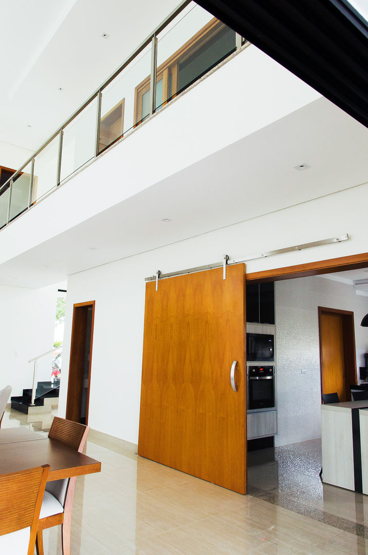 Casa VIU, Flavio Vila Nova Arquitetura Flavio Vila Nova Arquitetura Modern corridor, hallway & stairs