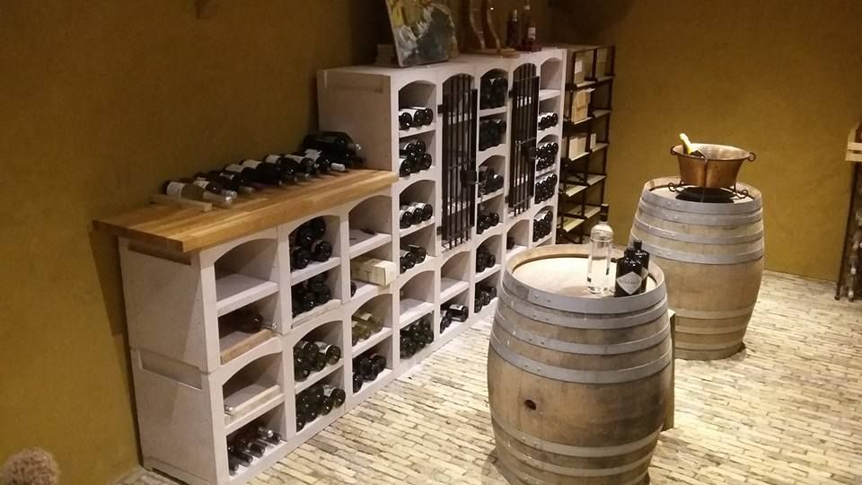 Wijnkelder met Vinicase wijnrek in Noord Holland., Exaro Exaro Bodegas de estilo clásico Piedra Bodegas