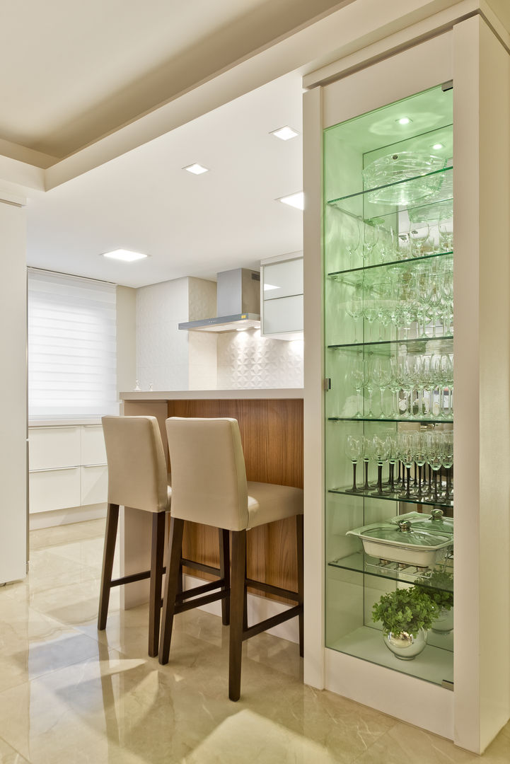 Reforma Sobrado Residencial, Ana Crivellaro Ana Crivellaro Built-in kitchens Glass