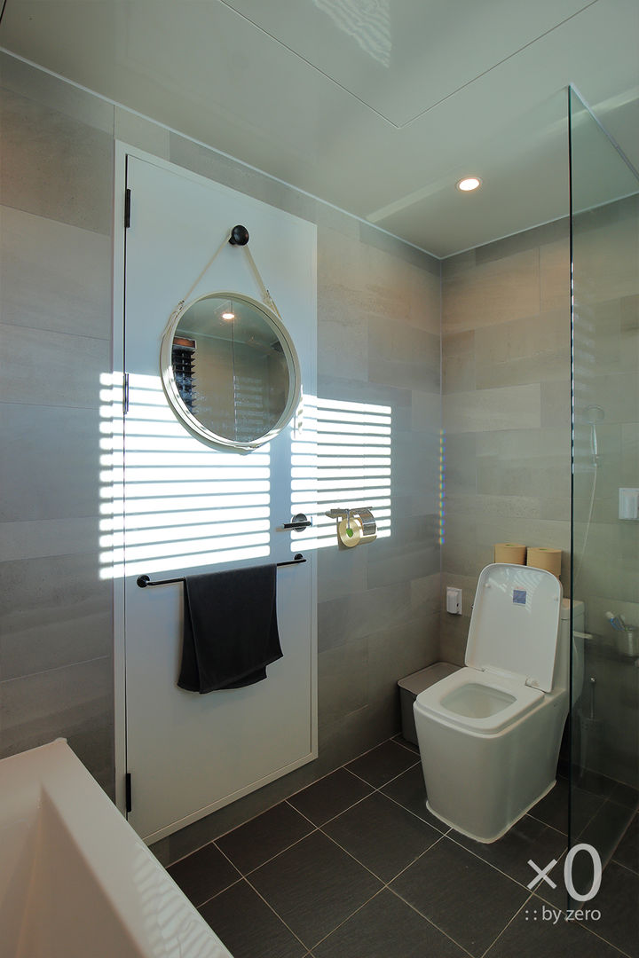 homify Modern bathroom