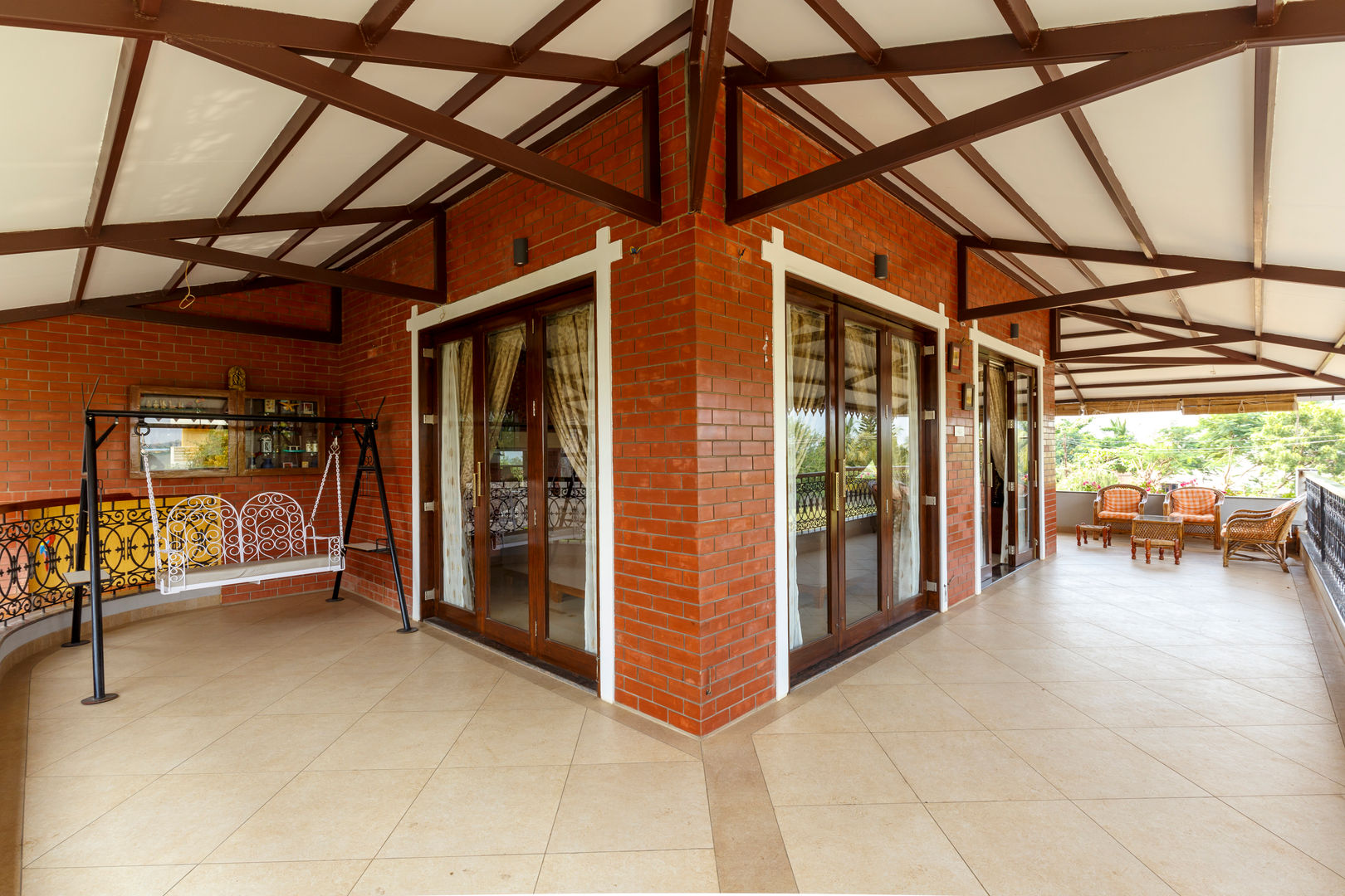 Three Side Verandah for Raised Living Hall. homify Living room Bricks