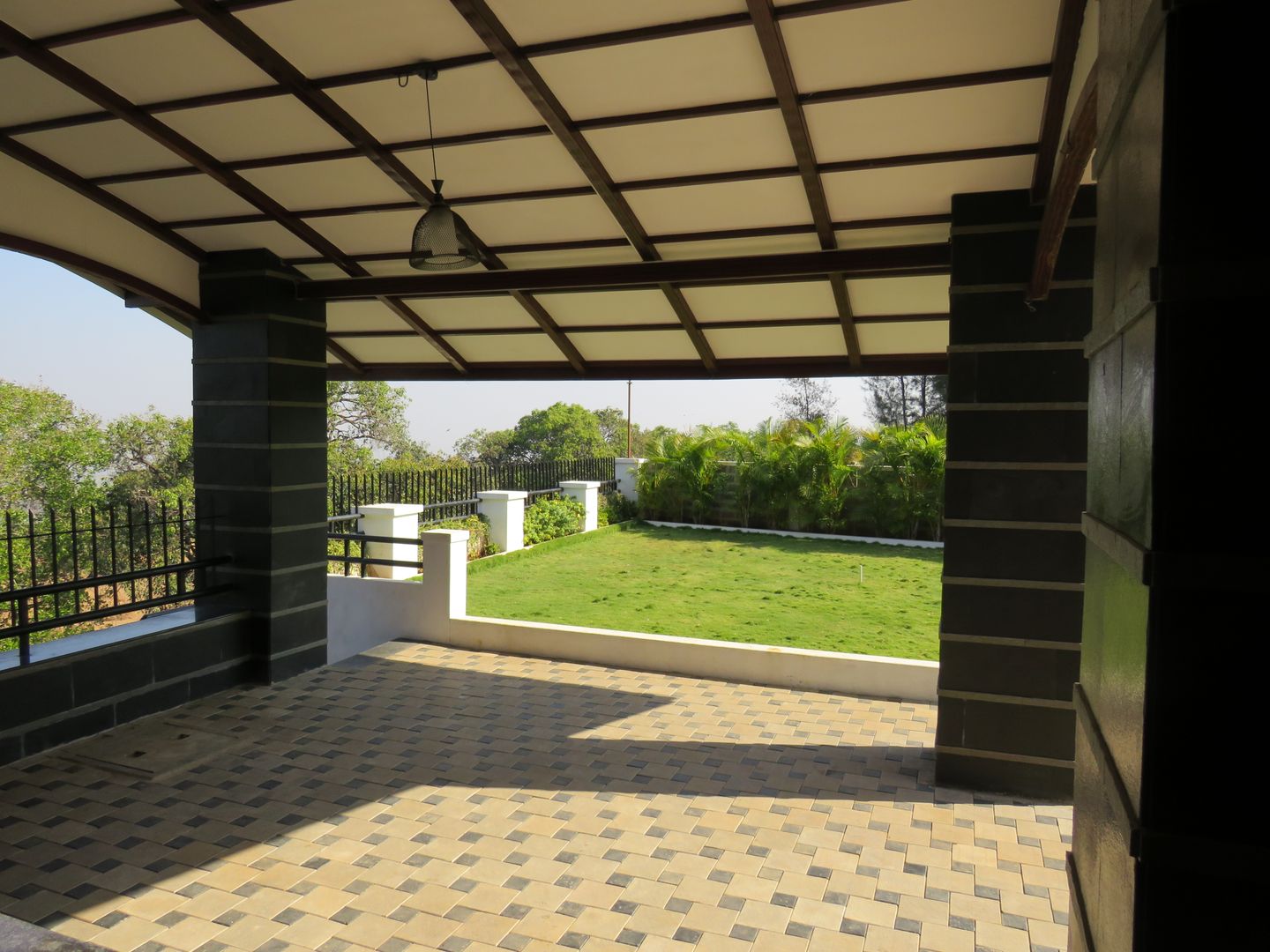 Entrance Porch and Garden homify Modern Corridor, Hallway and Staircase