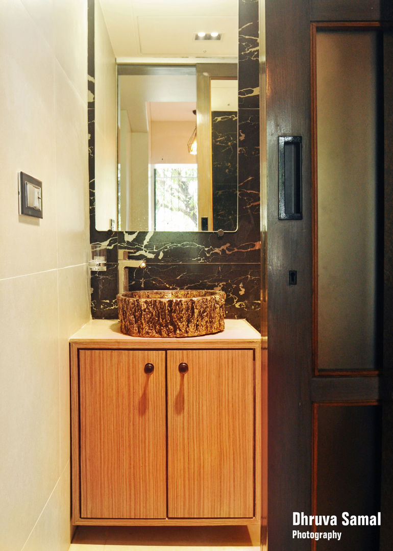 Residence at Vile Parle (E) - 02, Dhruva Samal & Associates Dhruva Samal & Associates Ванная комната в стиле модерн