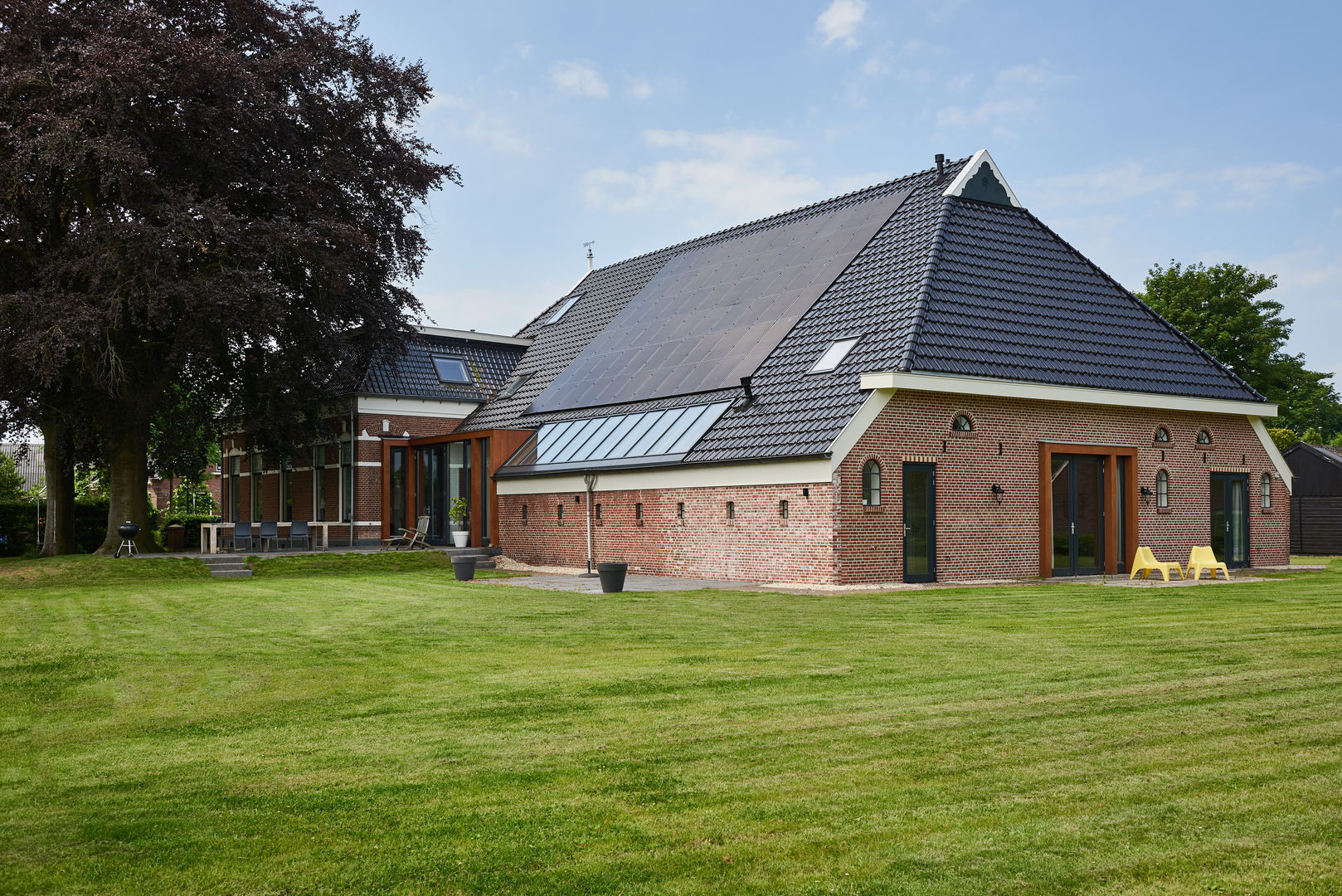 Woonboerderij Onnen - Achterzijde MINT Architecten Landelijke huizen Lucht,Wolk,Plant,Gebouw,Boom,Gras,Raam,Hout,Natuurlijk landschap,Landelijk gebied