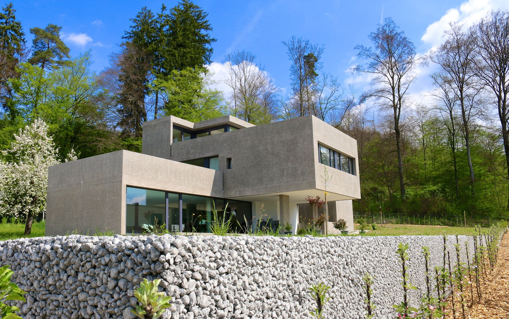 Südwestansicht - Foto by zeitwerkstatt Studio Baumann Einfamilienhaus Beton Metallic/Silber