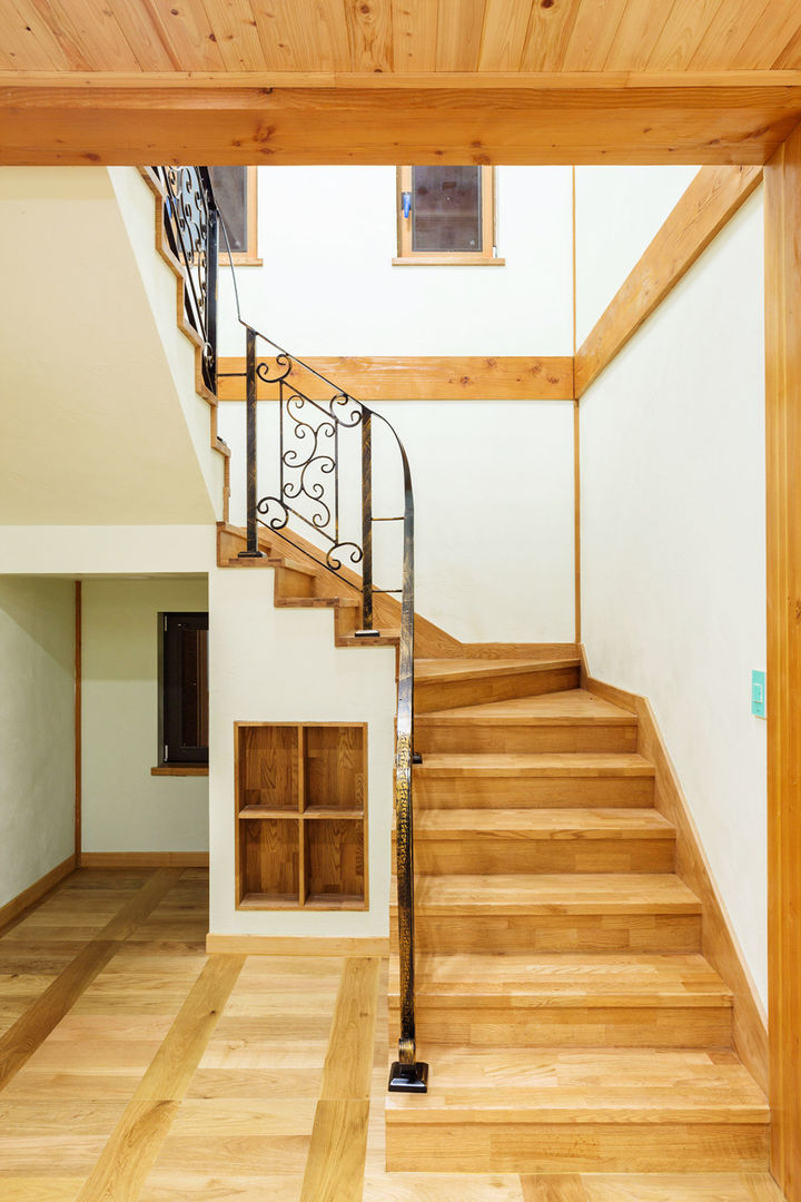 homify Pasillos, hall y escaleras asiáticos