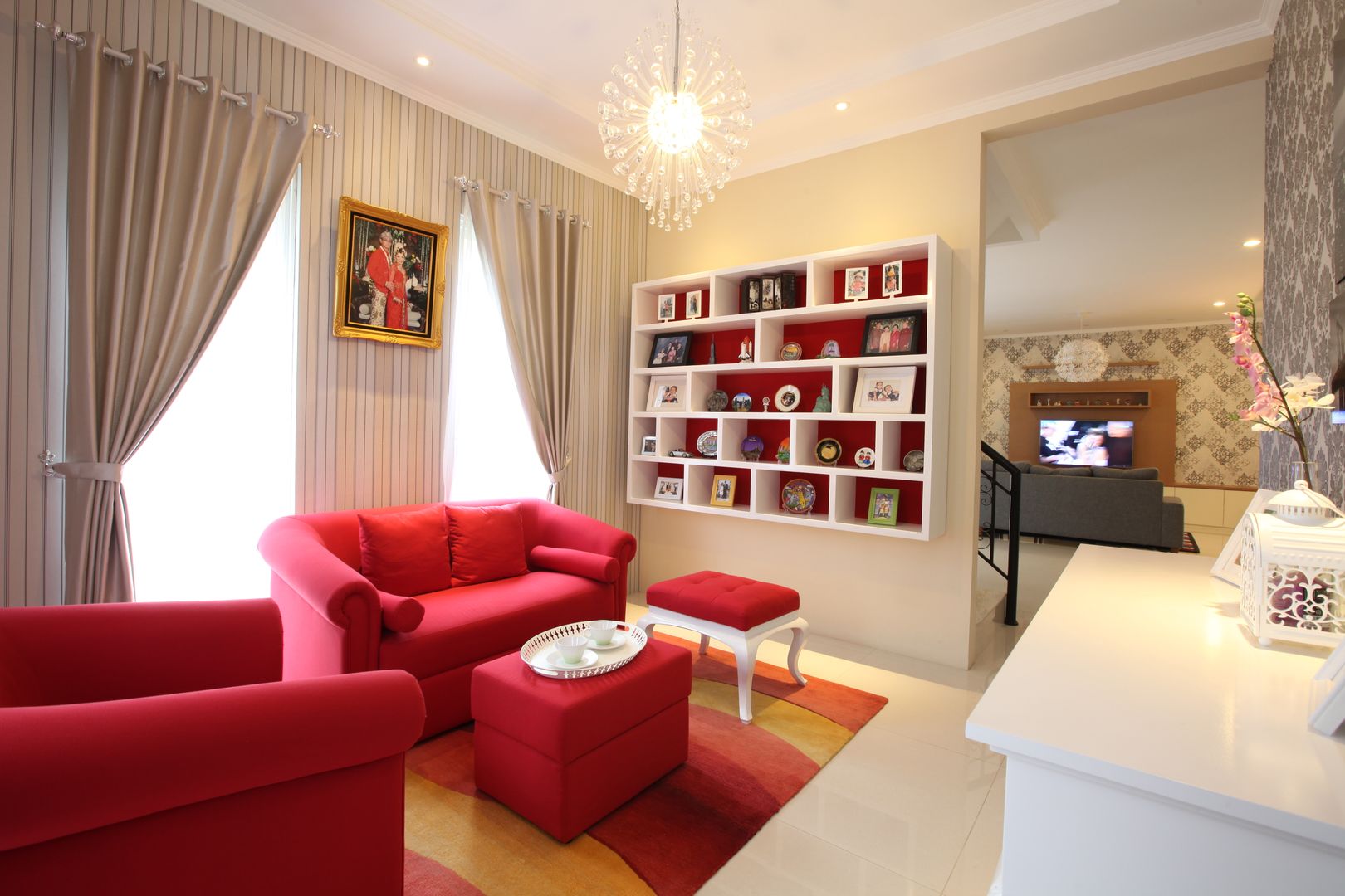 Red and white a+Plan Architect and Interior Works Modern living room