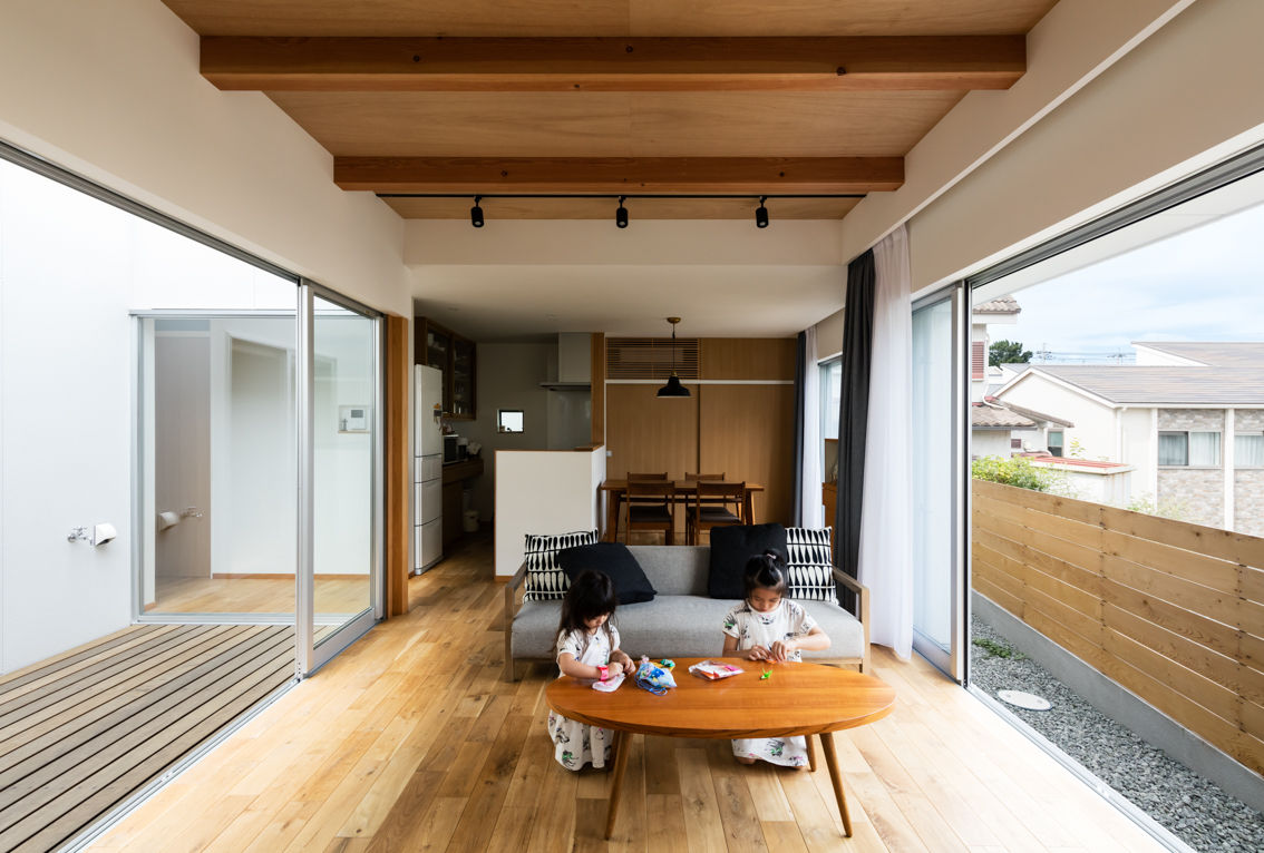 西田宮町の家, 藤森大作建築設計事務所 藤森大作建築設計事務所 Modern Living Room Wood Wood effect