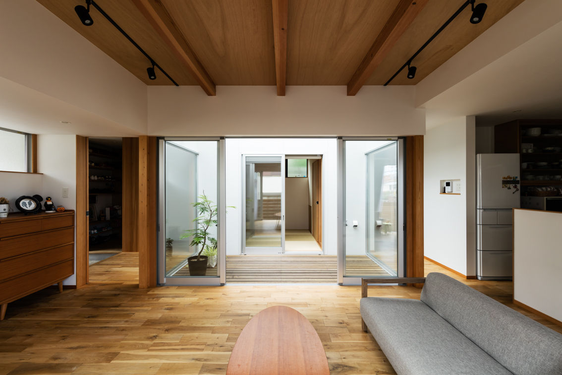 西田宮町の家, 藤森大作建築設計事務所 藤森大作建築設計事務所 Modern Living Room Wood Wood effect