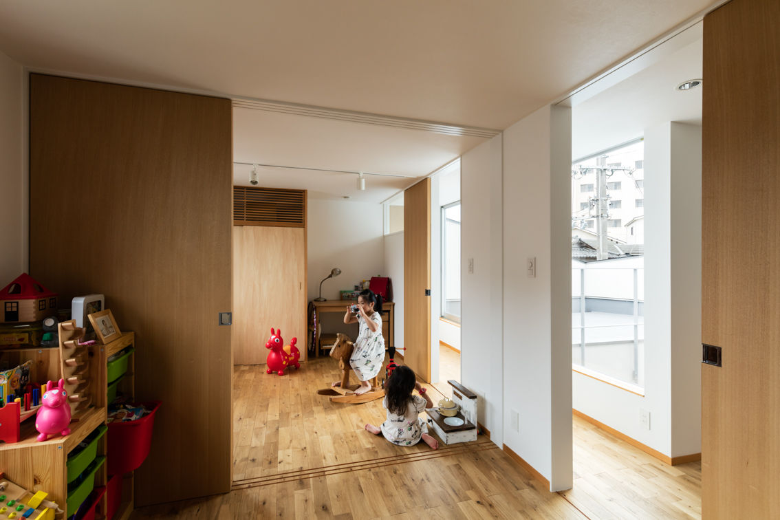 西田宮町の家, 藤森大作建築設計事務所 藤森大作建築設計事務所 Modern Kid's Room Wood Wood effect