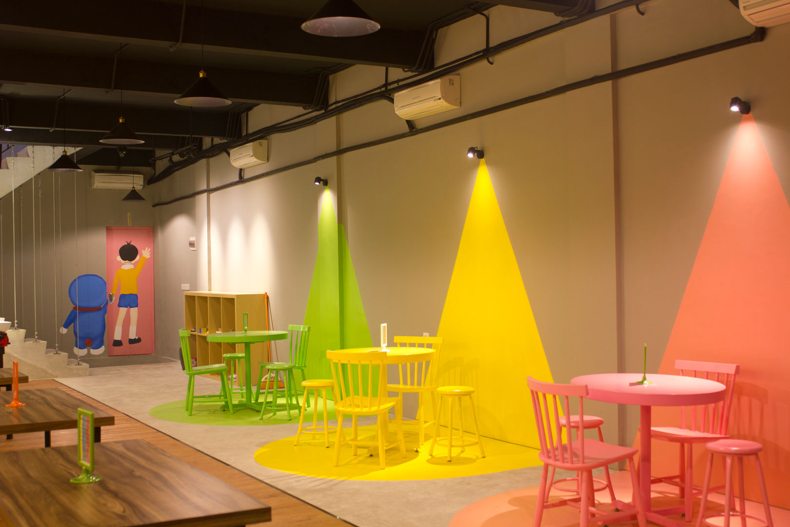 90's Flashback Cafe, TIES Design & Build TIES Design & Build Espacios comerciales Madera Acabado en madera Restaurantes