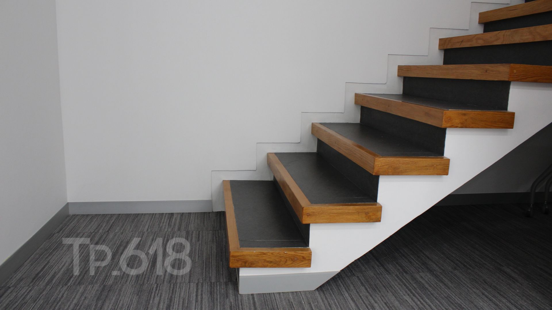 OFICINAS JARDINES PIEDRAS, TP618 TP618 Modern Corridor, Hallway and Staircase Solid Wood Multicolored