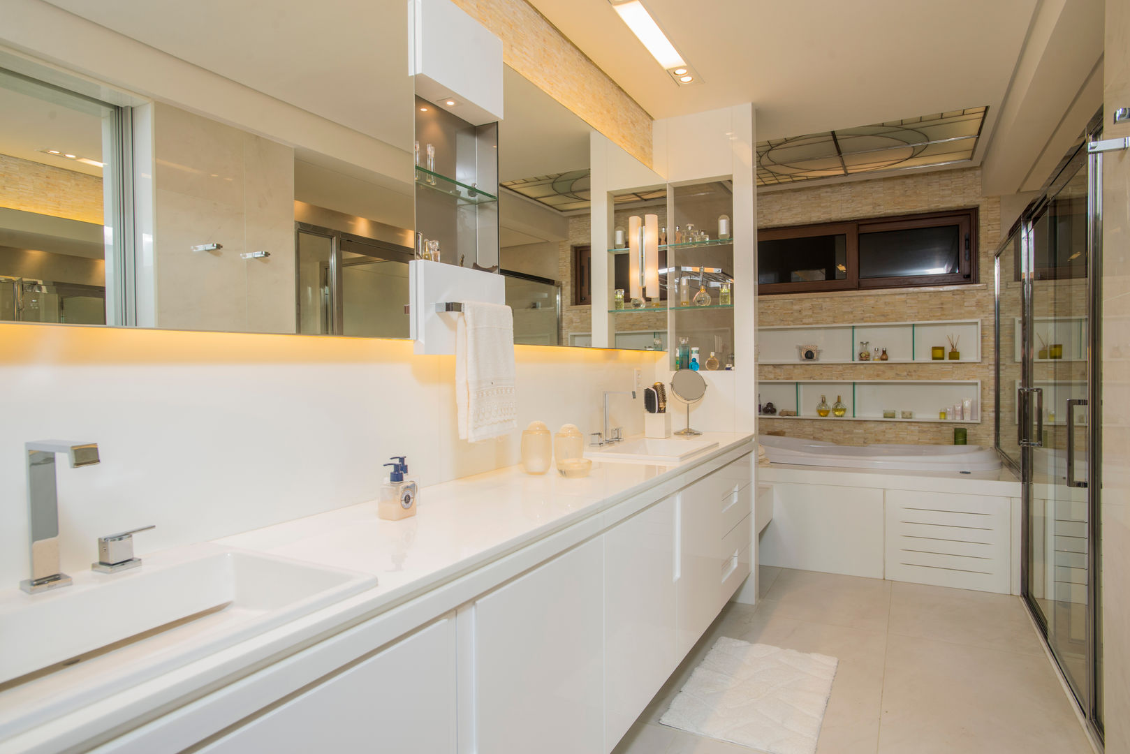 Residencia - 2017, Danielle Valente Arquitetura e Interiores Danielle Valente Arquitetura e Interiores Modern style bathrooms