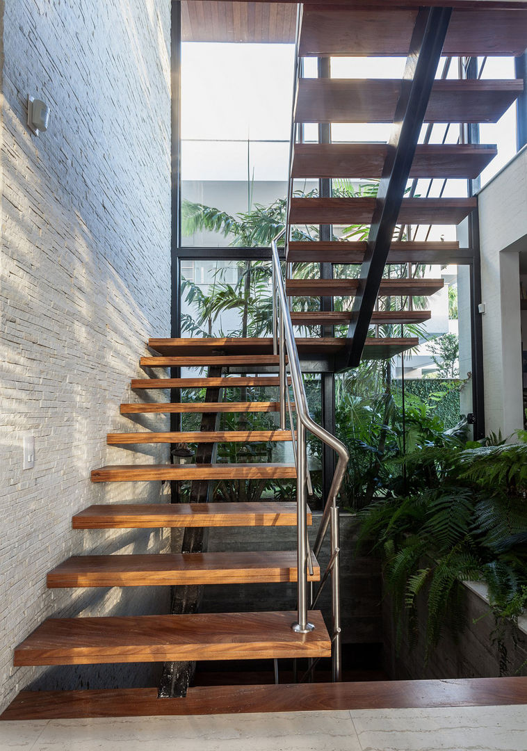 Volumetrias que espelham modernidade , Ruschel Arquitetura e Urbanismo Ruschel Arquitetura e Urbanismo Modern Corridor, Hallway and Staircase