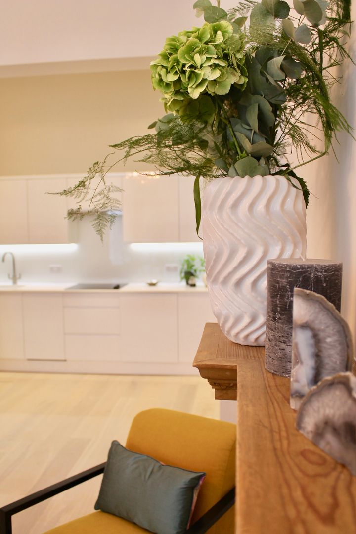 Knightsbridge, London - Residential, Peach Studio Peach Studio Salas de estar modernas fireplace,flowers