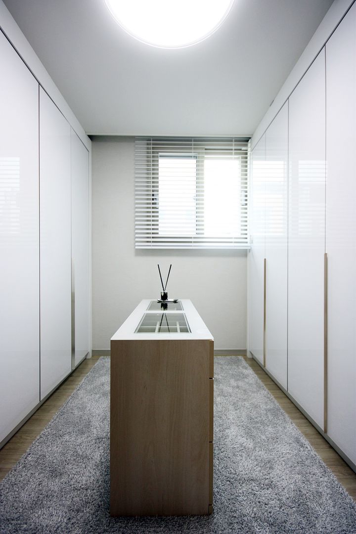 김포 32평 시공을 최소화한 새아파트 홈스타일링, homelatte homelatte Closets modernos