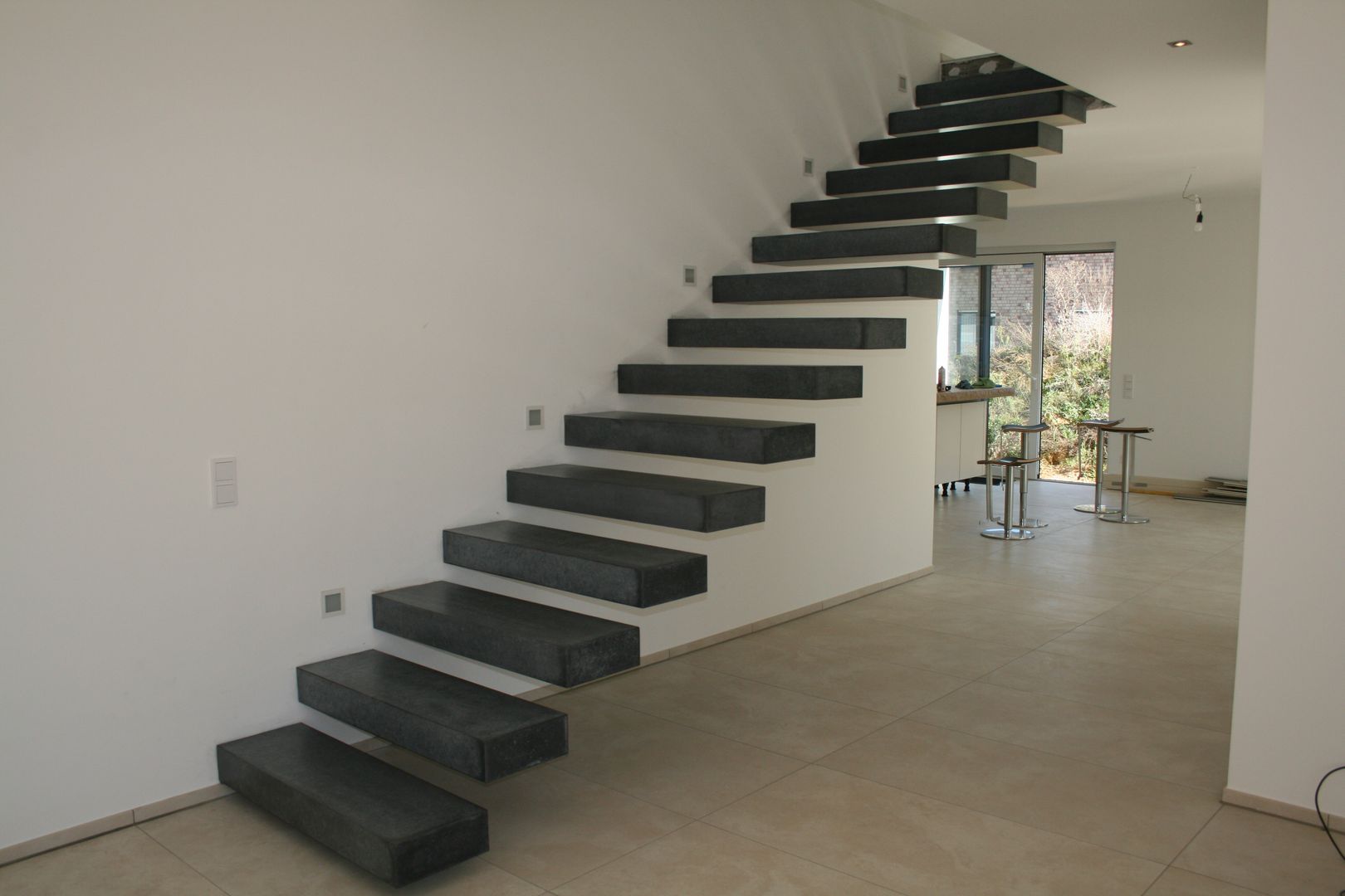 Sichtbetontreppe Kragarm, Traumraum&beton DESIGN by NONNAST Traumraum&beton DESIGN by NONNAST Modern corridor, hallway & stairs Concrete