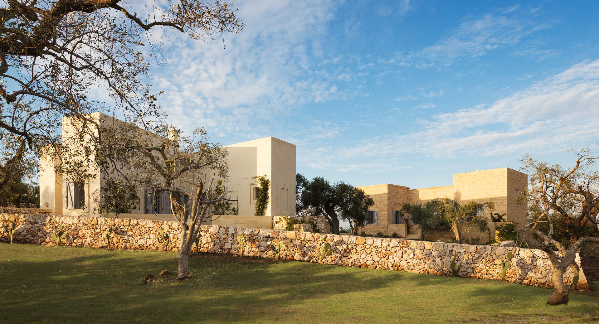 CASA DI CAMPAGNA: Spazio collettivo connesso visivamente dalla grande doppia vetrata a giardino, architetto stefano ghiretti architetto stefano ghiretti منزل ريفي حجر