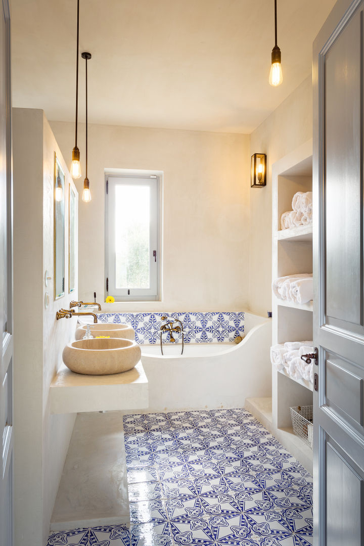 CASA DI CAMPAGNA: Spazio collettivo connesso visivamente dalla grande doppia vetrata a giardino, architetto stefano ghiretti architetto stefano ghiretti Mediterranean style bathroom