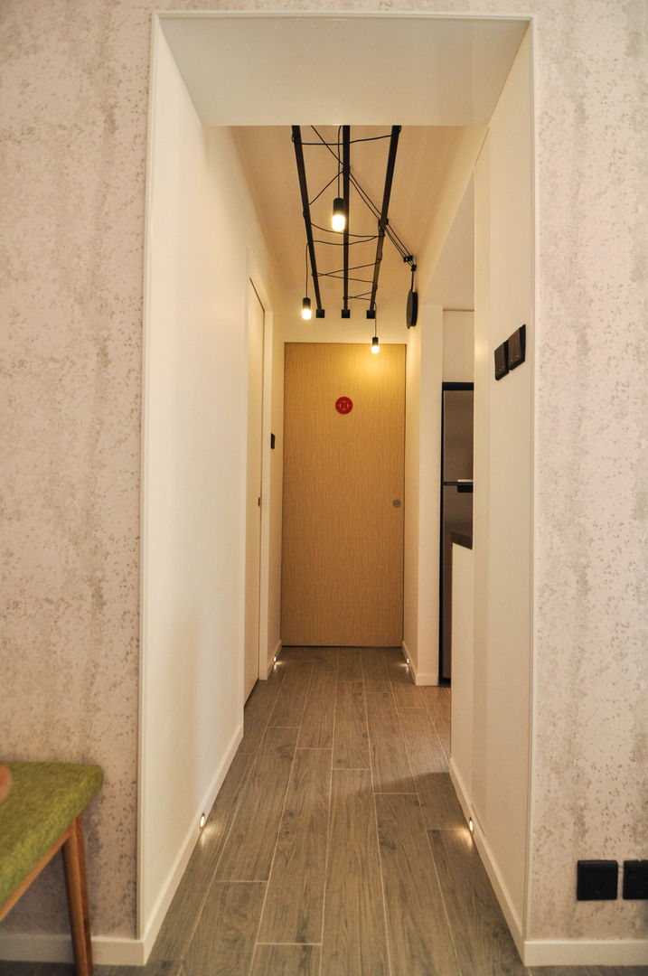 ​Chandeliers with Crisscrossing Wires homify Scandinavian style corridor, hallway& stairs Lighting