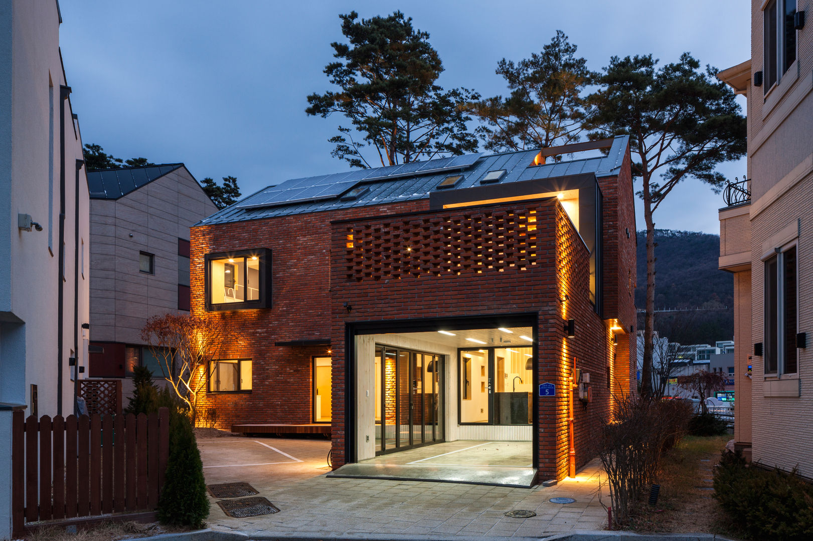 운중동 bookstep 2.5, (주)유타건축사사무소 (주)유타건축사사무소 Casas de estilo moderno