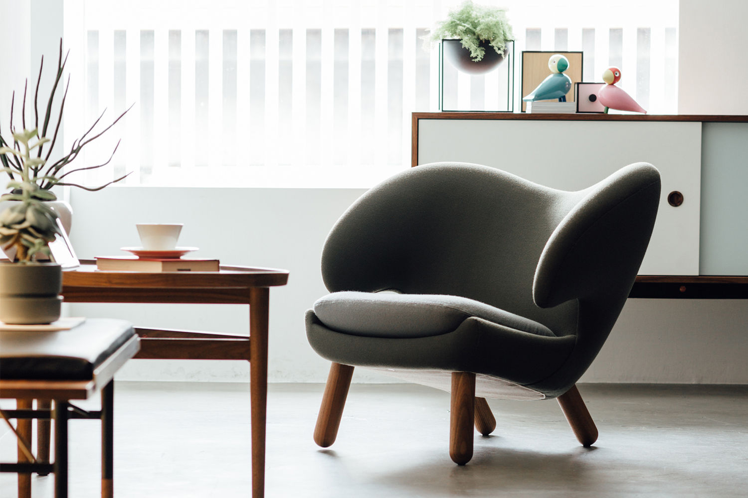 解放坐姿！擁抱般的舒適感《鵜鶘椅》 北歐櫥窗 客廳 羊毛 Orange One Collection,Pelican Chair,鵜鶘椅,Finn Juhl,凳子與椅子