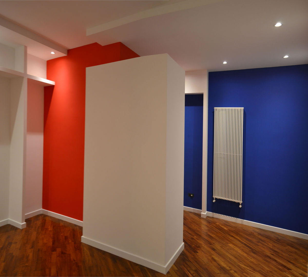 Colors , few but good - IR home, arch. Paolo Pambianchi arch. Paolo Pambianchi Corredores, halls e escadas minimalistas