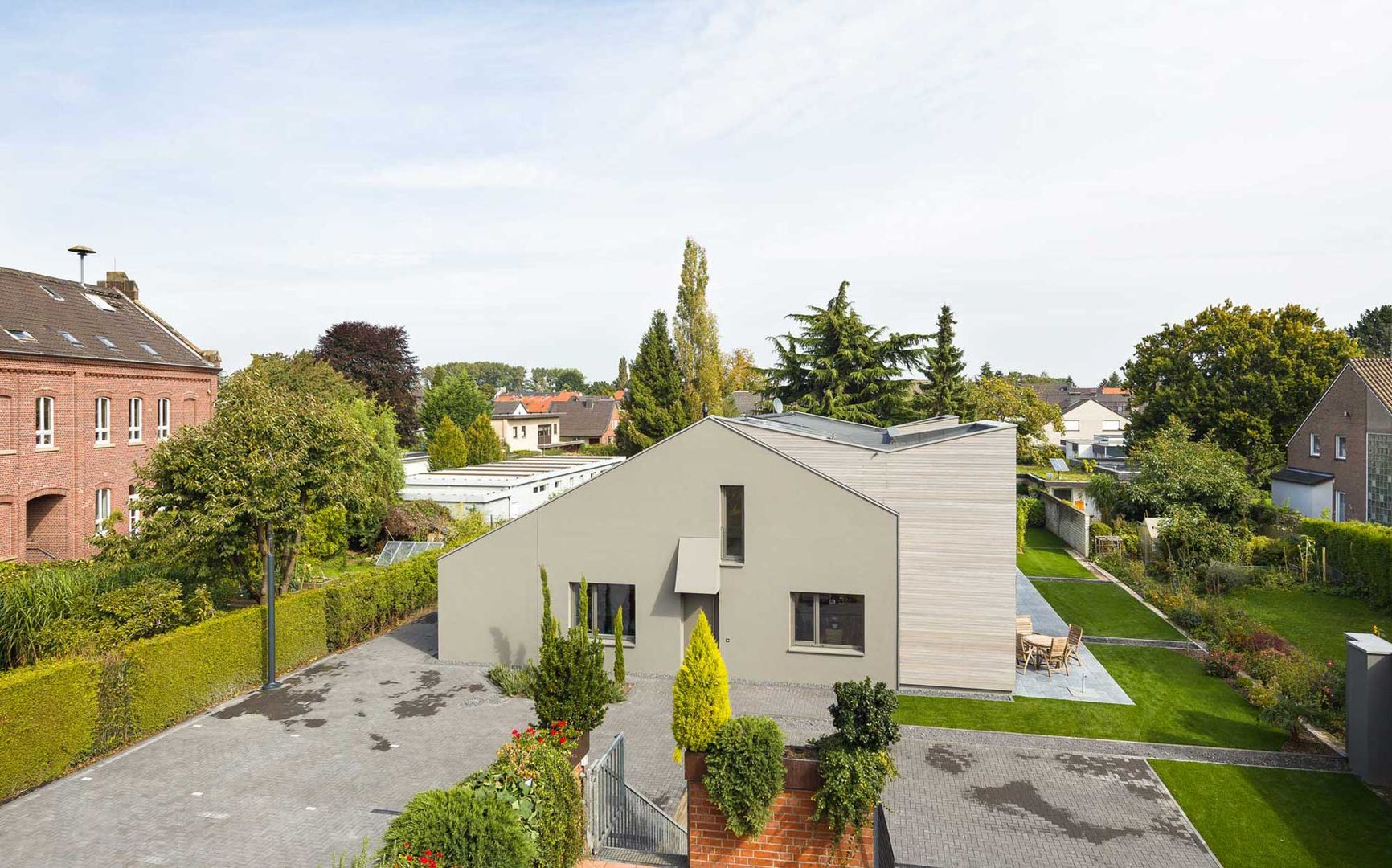 Kerzenmanufaktur vorher ZHAC / Zweering Helmus Architektur+Consulting Moderne Häuser Holz Holznachbildung Anlage,Himmel,Gebäude,Wolke,Fenster,Baum,Straßenbelag,Haus,Grundstück,Urban design