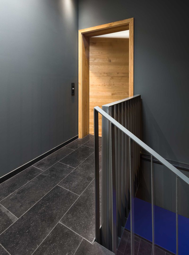 Umbau Kerzenmanufaktur, ZHAC / Zweering Helmus Architektur+Consulting ZHAC / Zweering Helmus Architektur+Consulting Modern corridor, hallway & stairs Limestone