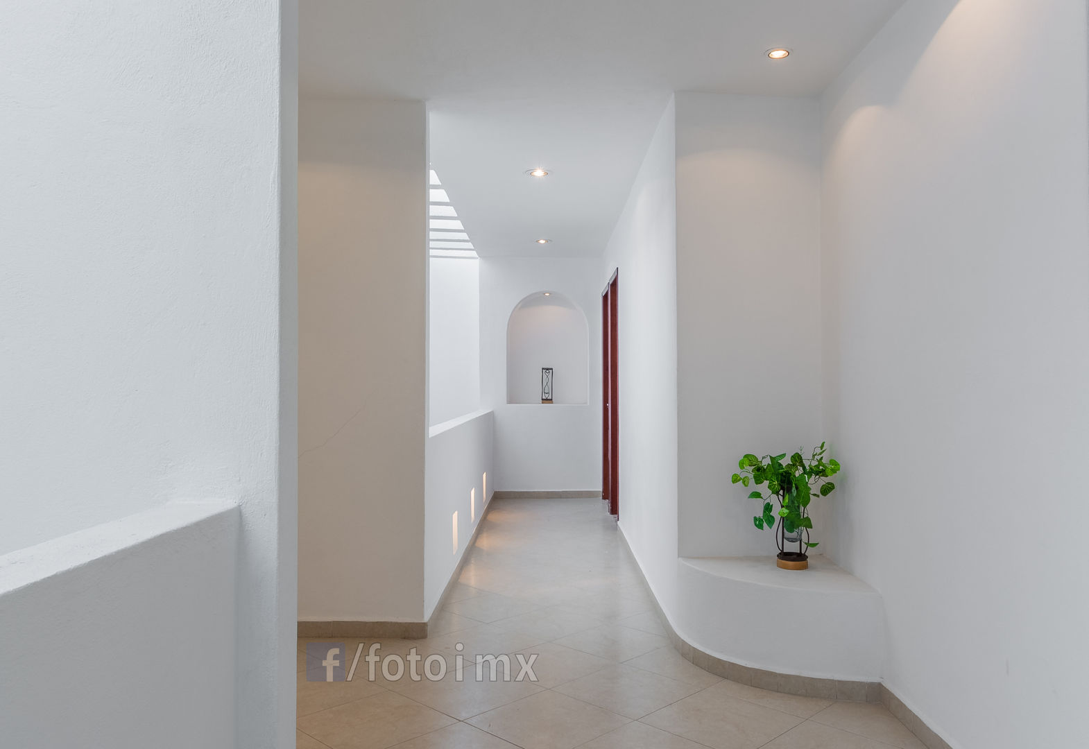 Fotografía de Interiores Listed Foto Pasillos, vestíbulos y escaleras de estilo minimalista