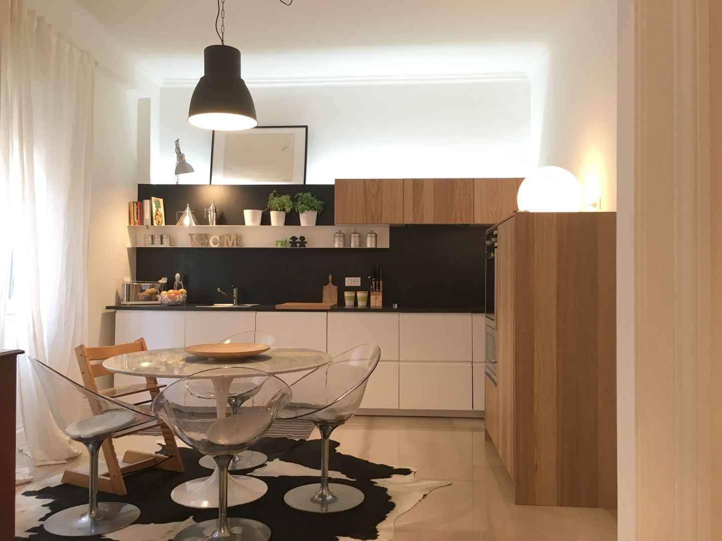 Appartamento romano in bianco e nero, Home Lifting Home Lifting Minimalistische keukens Kasten & planken