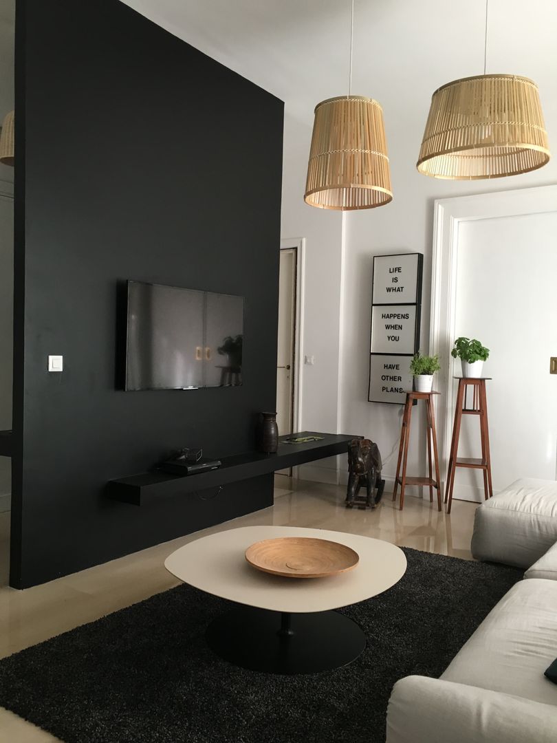 Appartamento romano in bianco e nero, Home Lifting Home Lifting Salones de estilo minimalista Chimeneas y accesorios