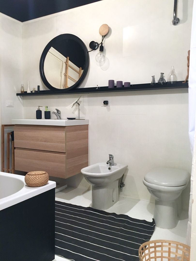 Appartamento romano in bianco e nero, Home Lifting Home Lifting Bagno minimalista Specchi