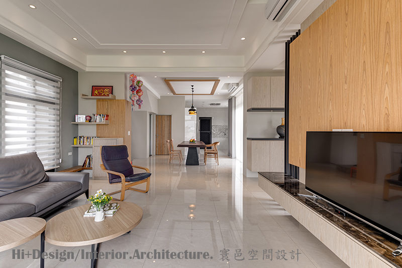 一樓室內全景 Hi+Design/Interior.Architecture. 寰邑空間設計 现代客厅設計點子、靈感 & 圖片