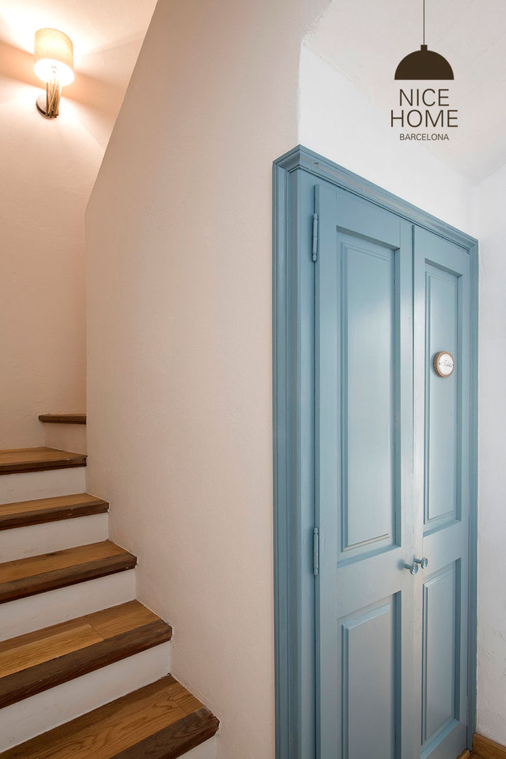 Una vieja casa de 1 siglo se convirtió en un hogar de 2 pisos con un jardín de 100 m2, Nice home barcelona Nice home barcelona Mediterranean corridor, hallway & stairs
