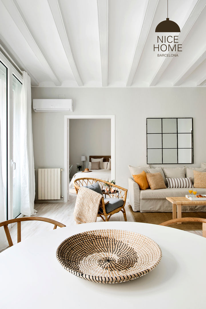 Un piso de Estilo Mediterráneo, espacios frescos y recién Remodelado, Nice home barcelona Nice home barcelona 地中海デザインの リビング