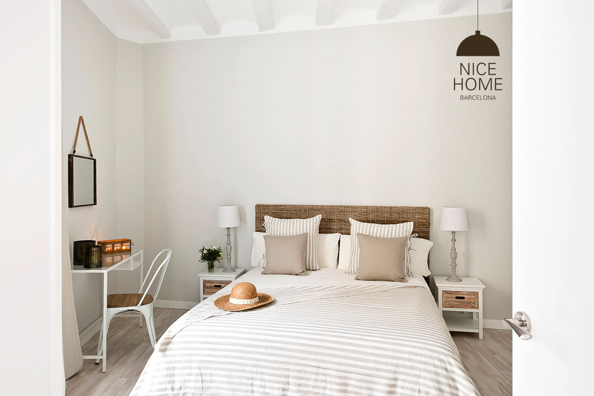 Un piso de Estilo Mediterráneo, espacios frescos y recién Remodelado, Nice home barcelona Nice home barcelona Śródziemnomorska sypialnia