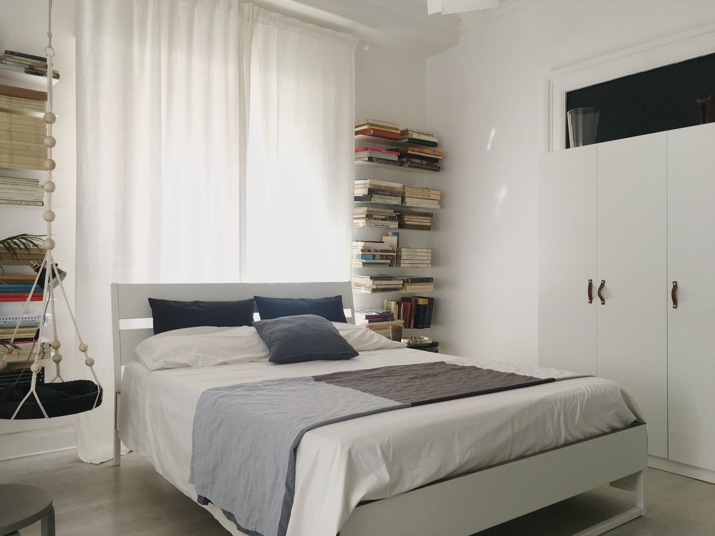 Mini appartamento in grigio, Home Lifting Home Lifting Quartos escandinavos