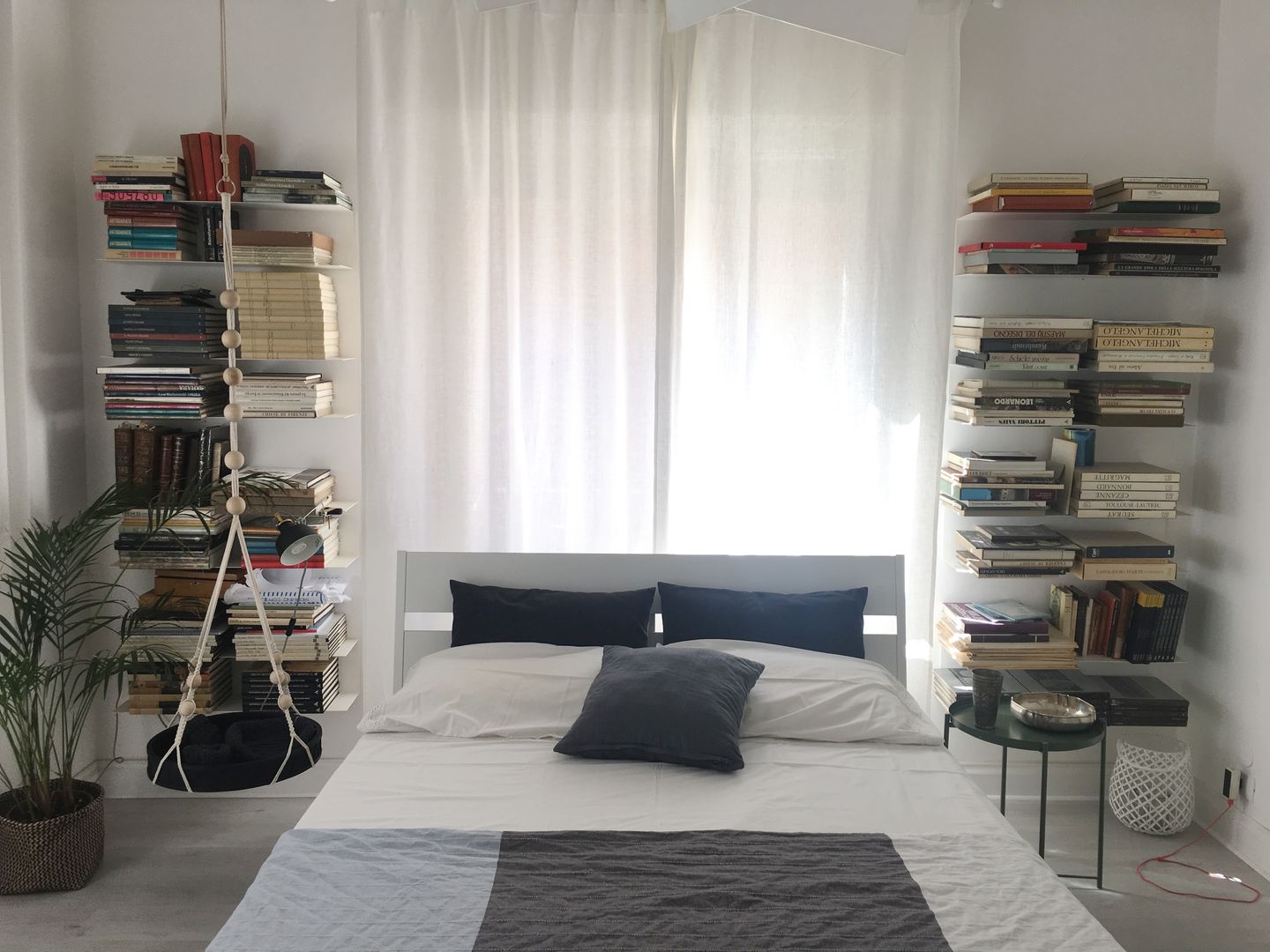 Mini appartamento in grigio, Home Lifting Home Lifting 北欧スタイルの 寝室