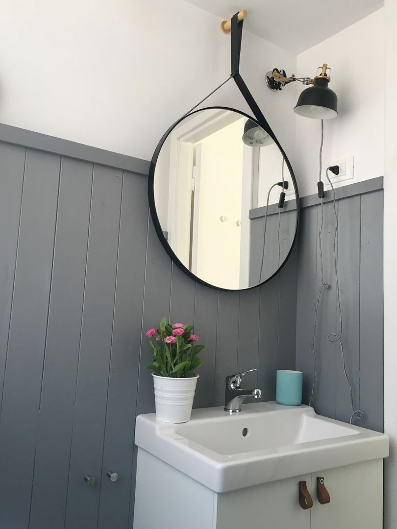 Mini appartamento in grigio, Home Lifting Home Lifting Scandinavian style bathroom